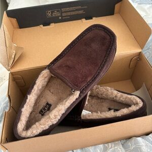 Men’s UGG slippers - size 9. NWT